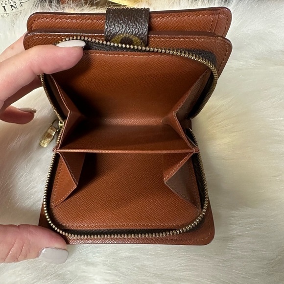 AUTHENTIC LOUIS VUITTON MONOGRAM COMPACT ZIP BIFOLD WALLET - Picture 4 of 14